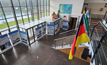 Vista de los paneles informativos en el centro de Ponte do Porto