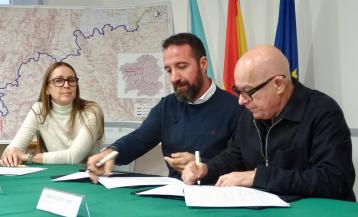 Couto, Blanco y Regueira, firmando este lunes el convenio  para condicionar la senda del Xallas