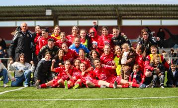 Jugadoras, directivos y aficionados del Muxía femenino celebrando un triunfo