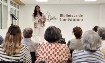 Silvia Tasende presenta 'Pel Memoria' en la biblioteca de Coristanco