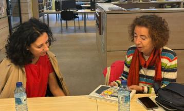 Paula Carballeira con la alcaldesa de Cee