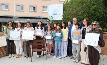 Participantes en el acto del descubrimiento de la plaza en A Laracha