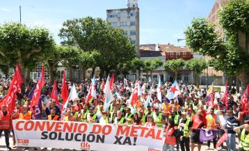 Alrededor de un millar de personas participaron en la protesta que culminó en la Praza do Concello