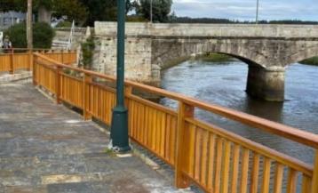 Nuevas varandillas del paseo fluvial de Ponteceso