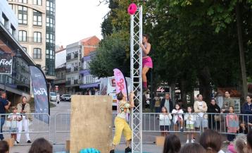 Espectáculo de circo en el FIOT de Carballo