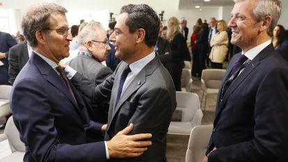 IV Edición del Foro La Toja 2022 Alberto Núñez Feijóo saluda a Juanma Moreno ante Alfonso Rueda