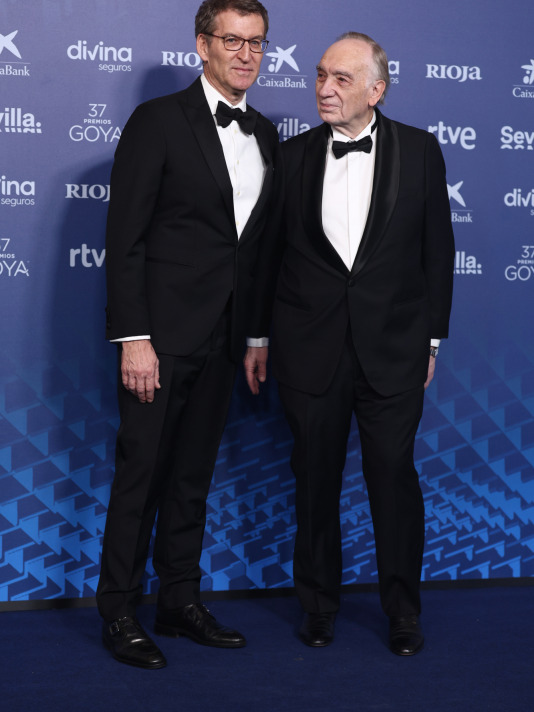 Alberto Núñez Feijóo (i) y el director Fernando Méndez Leite