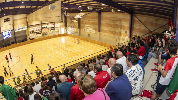 Público siguiendo un partido en el pabellón Carballo Calero