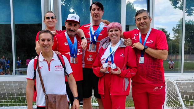 Los nadadores máster del Fogar luciendo sus medallas