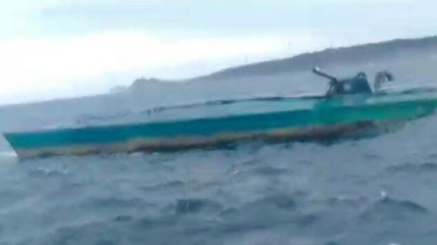 Imagen de televisiu00f3n del narcosubmarino hallado en la Costa da Morte
