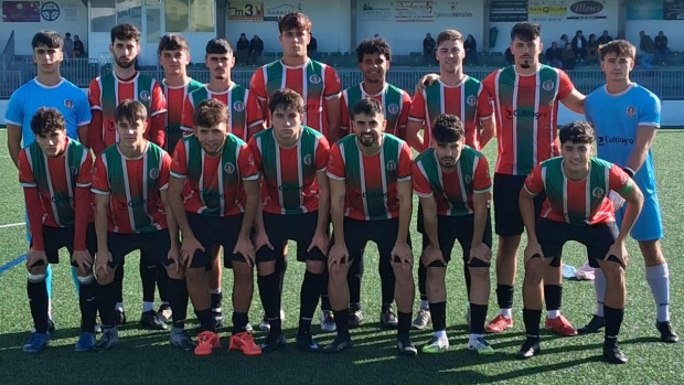 Plantel del Xuventude Laracha que goleó por 5-2 al Sporting Burgo B