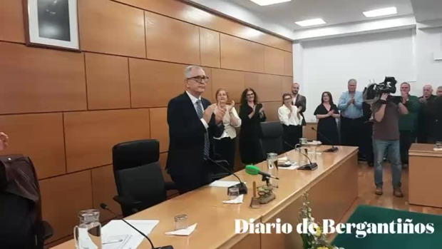La gran ovación en la despedida del alcalde de Carballo