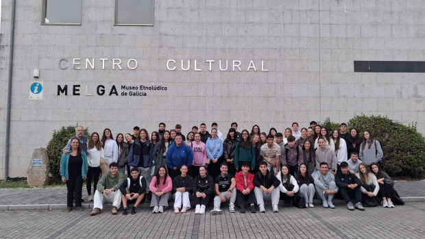 Grupo de los universitarios en el exterior del Melga