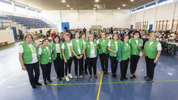 La junta local de la AECC de Coristanco en la comida anual que reunió a cerca de 400 personas en el polideportivo municipal