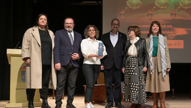 Autoridades na entrega do premio no colexio Milladoiro este luns