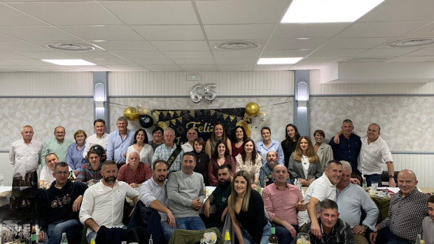 Jesús Suárez Acebey con sus compañeros en la fiesta de jubilación