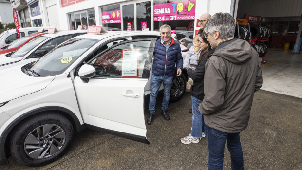 Unos clientes examinan un vehículo este sábado en Baio