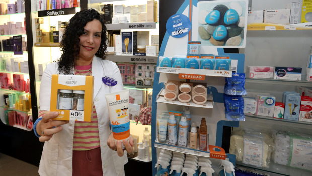 Blanca González, en la farmacia que lleva su nombre en la calle Orillamar