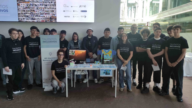 Alumnos y docentes en la presentación de los proyectos inclusivos