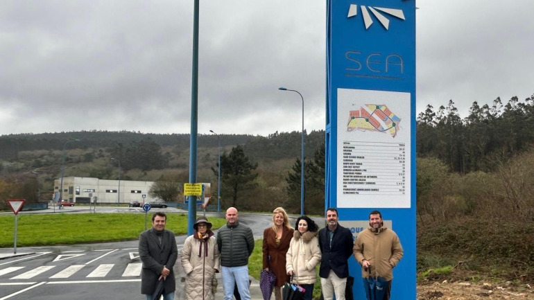 Los asistentes al acto posando junto al nuevo tótem informativo del polígono ceense