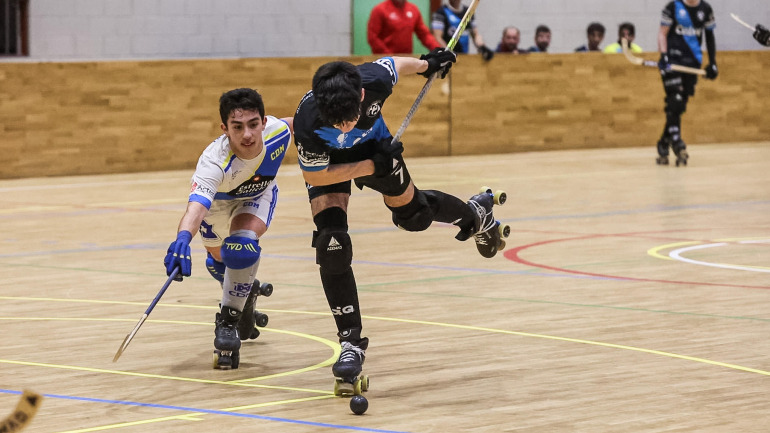 Álex Pérez disponiéndose a lanzar en el partido ante el Compañía de María