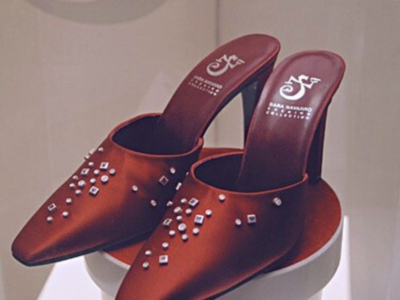 Zapato joya emblemu00e1tico de la colecciu00f3n Evening, con 40 diamantes carru00e9sw de u201cDe Beersu201d talla brillante, 60 redondos y 30 Rubies.