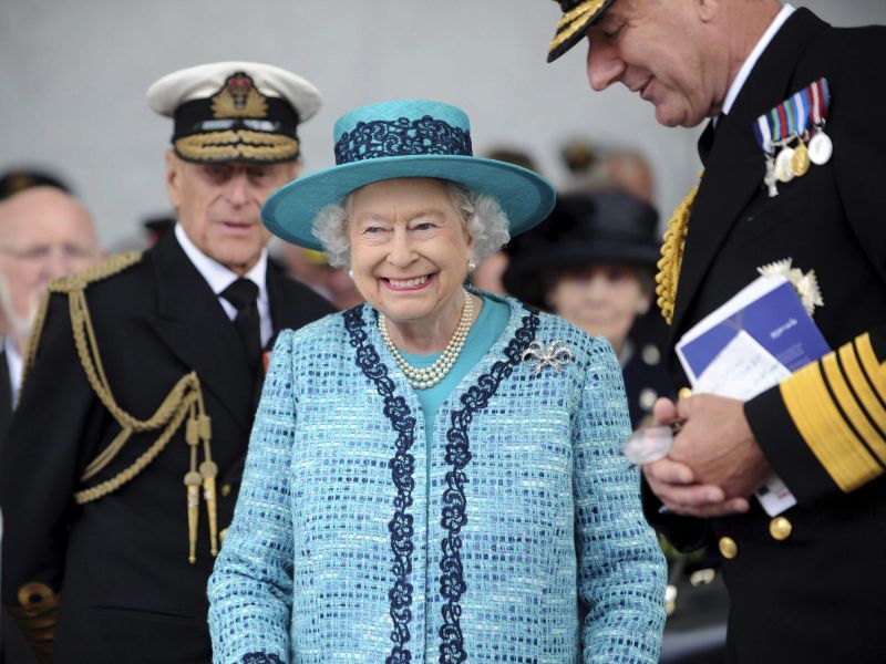 Isabel II reina de inglaterra (7)