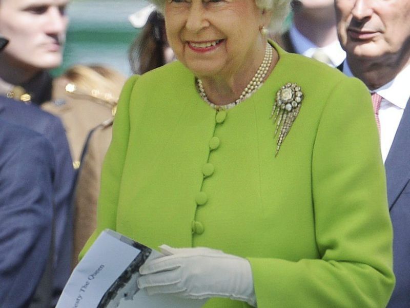 Isabel II reina de inglaterra (6)