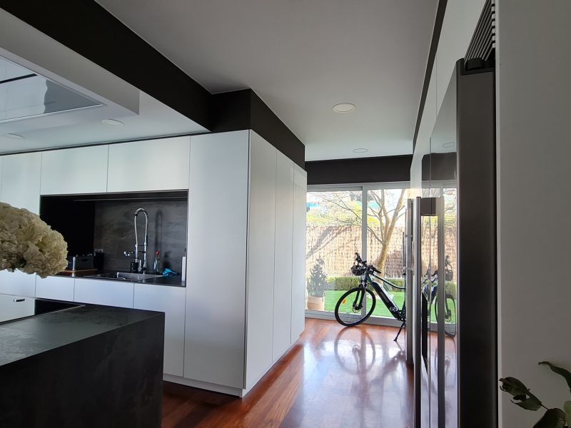 Elegancia y contraste en esta cocina moderna, donde el blanco y el negro se combinan a la perfecciou0301n. I ZEBRANO