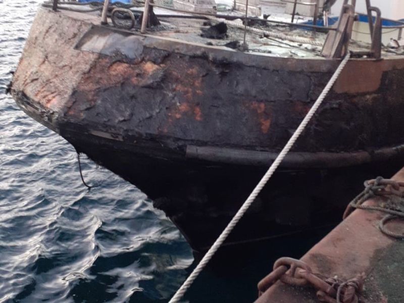 Incendio de un barco en Cee @ Consorcio Provincial Contraincendios e Salvamento A Coruu00f1a (1)