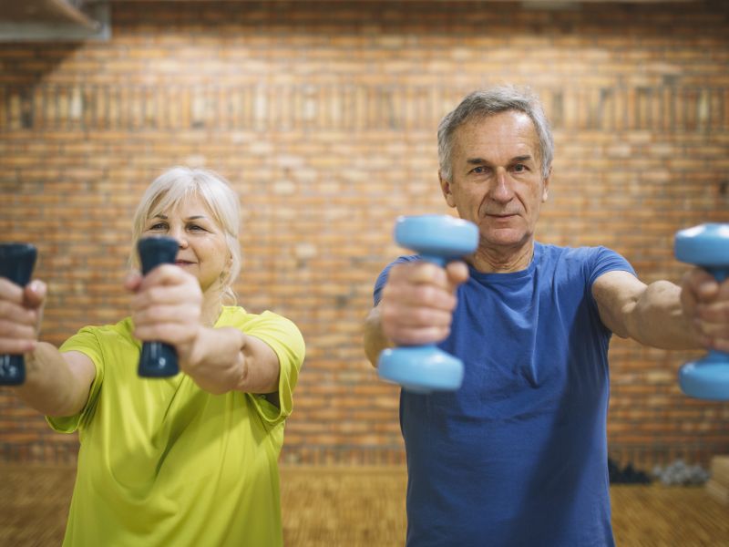 Gente mayor entrenando en gimnasio