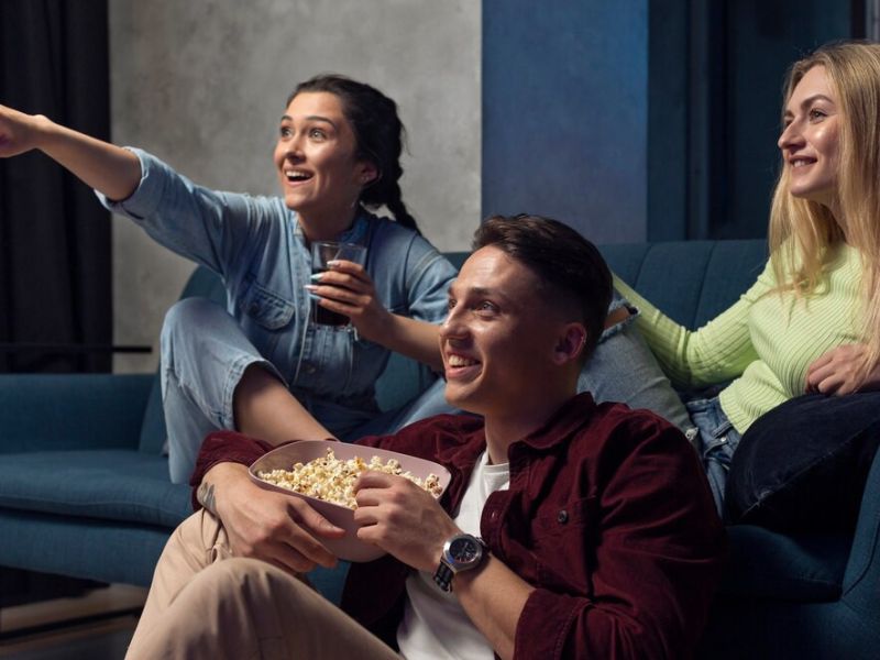 Mejores amigos viendo servicio streaming juntos sala estar 23 2149007852