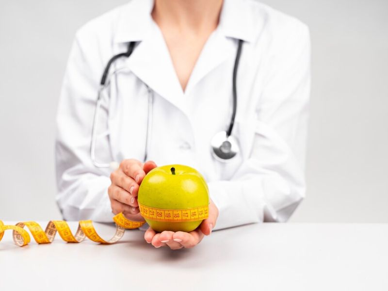 Mujer nutricionista sosteniendo manzana 23 2148256175