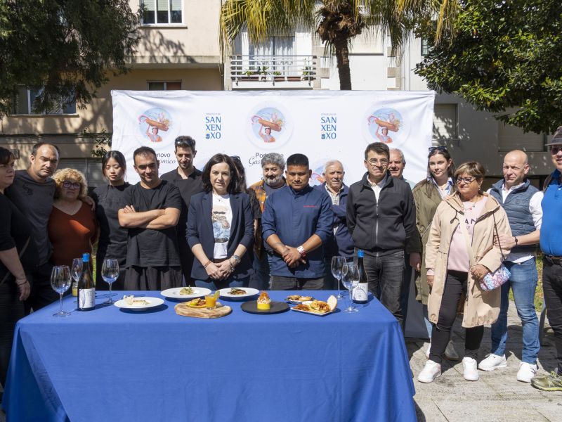 Locales y autoridades durante la presentaciou0301n del Portonovo Gastronou0301mico 2025 | Cedida 