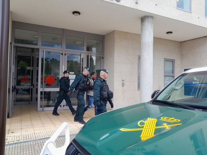 Uno de los detenidos, este viernes tras declarar en el juzgado de Carballo