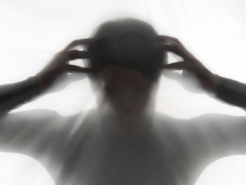 Silueta de adulto aterrador en estudio