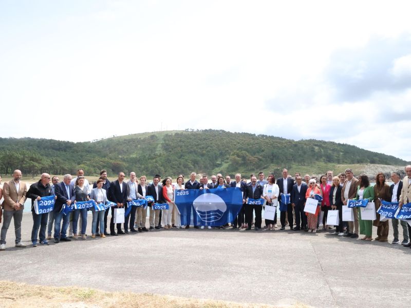 Foto de familia de todos los asistentes al acto en Balares