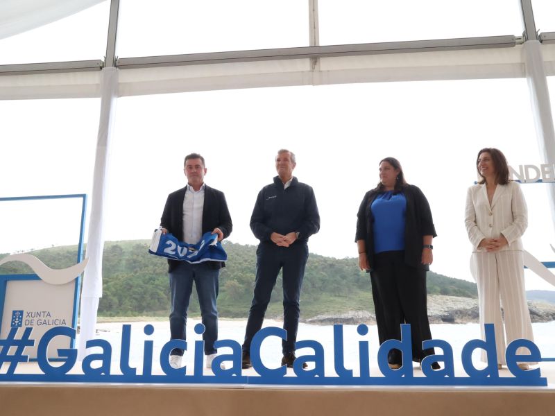 El alcalde de Ponteceso recibe las banderas del municipio