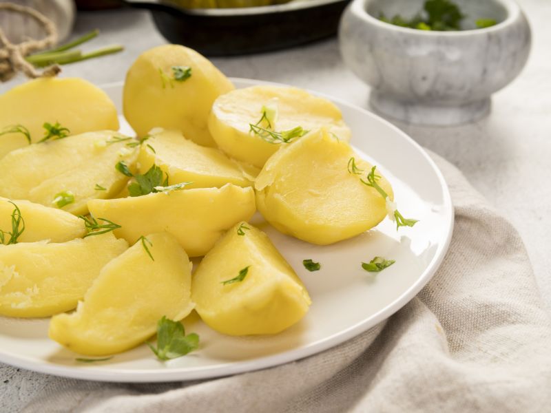 Patatas picadas hervidas en plato blanco