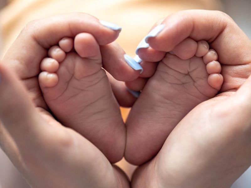 Mama sostiene piernas bebe recien nacido sus manos 169016 37057