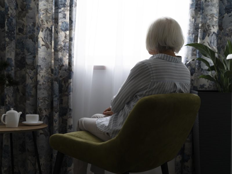 Anciana enfrentando la enfermedad de alzheimer