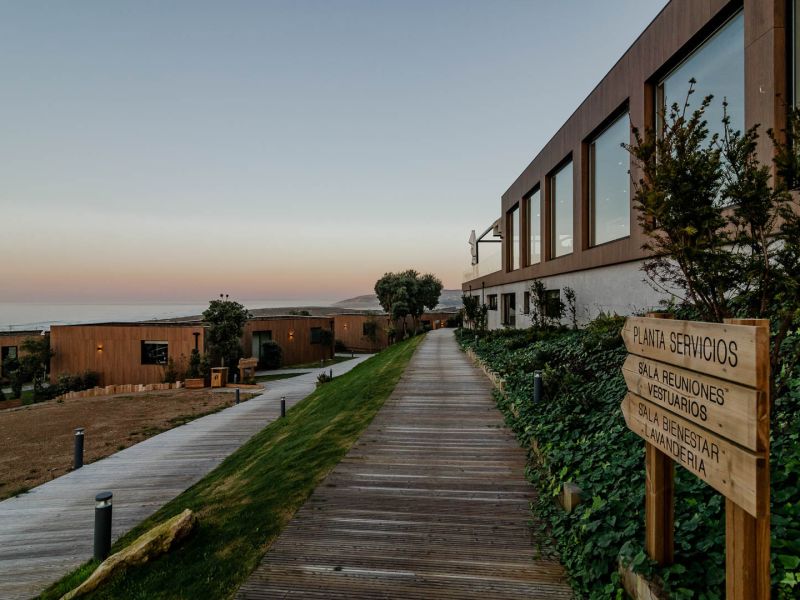 Sus alojamientos ecosostenibles estau0301n construidos en madera en 
