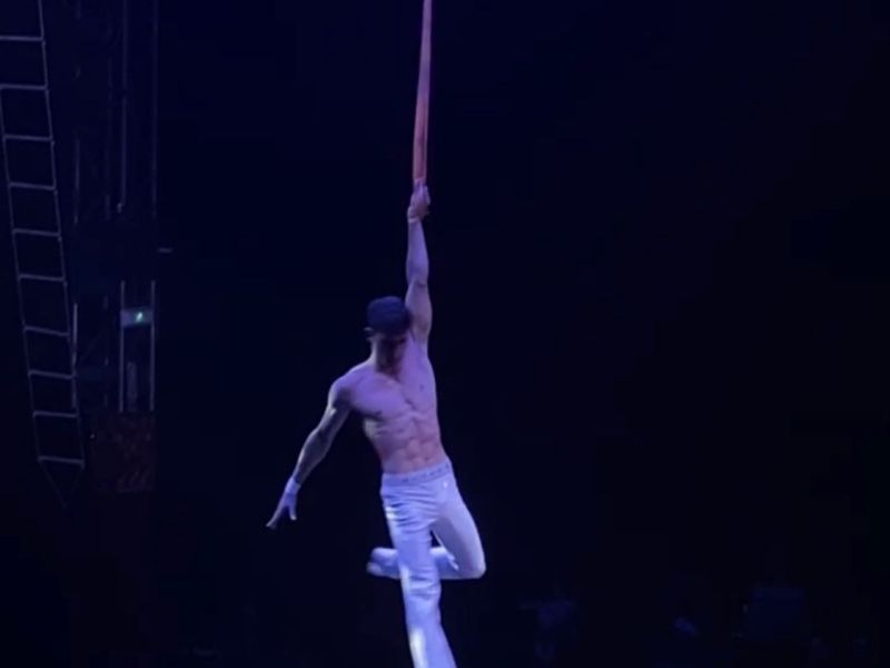 Un artista realiza malabares suspendido en el aire, en uno de los impactantes nuu0301meros aeu0301reos del espectau0301culo.