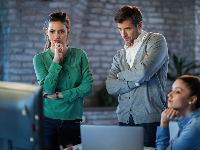 Equipo de negocios pensando en una posible solucion mientras usa la computadora y trabaja en la oficina