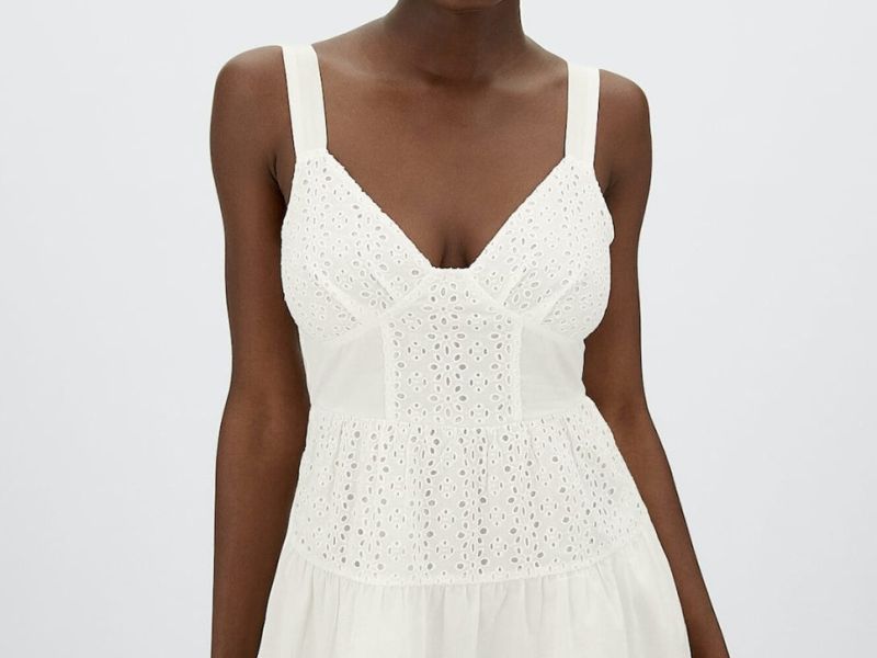 Vestido corto corset bordado suizo de Stradivarius