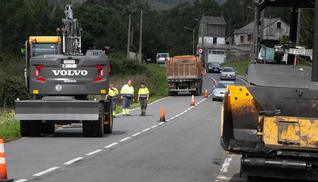 Trabajos de mejora en la carretera que une Carballo y Razo