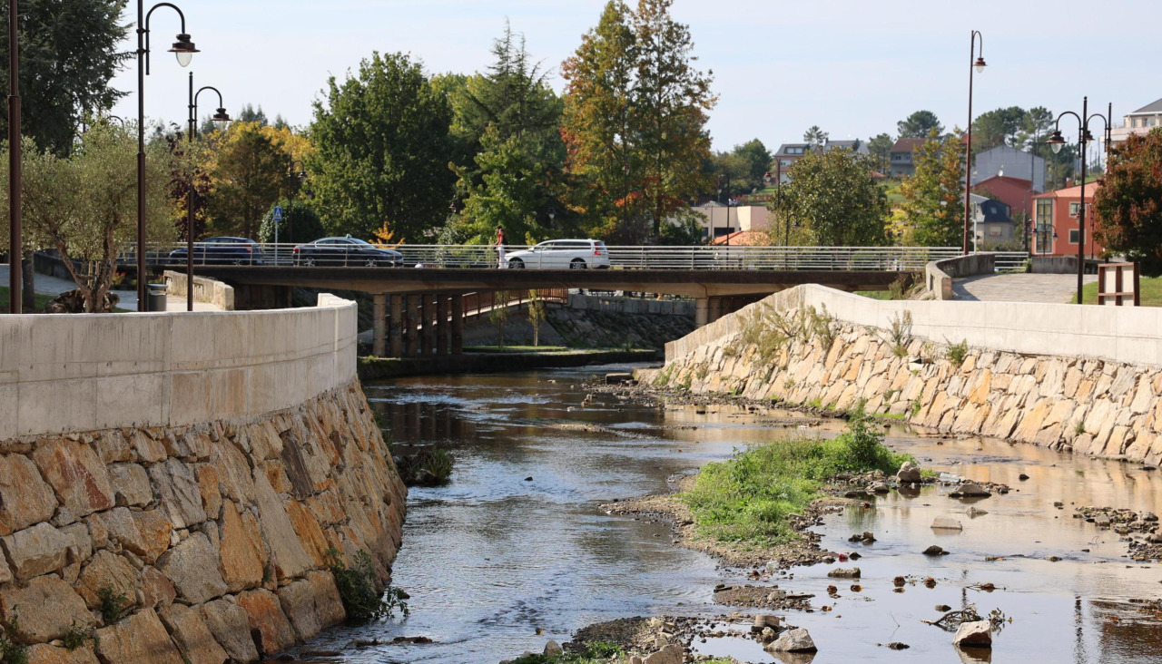 Nivel del río Anllóns a su paso este martes por el centro carballés