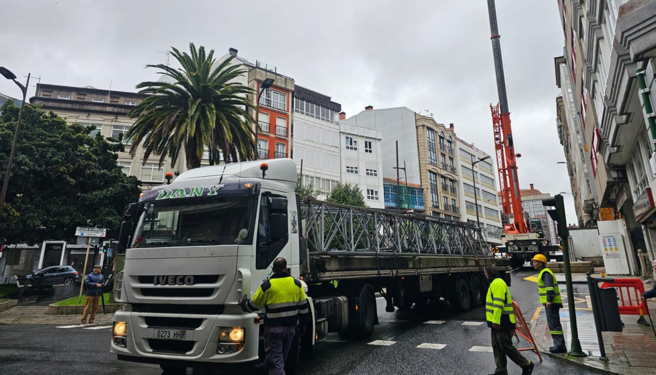 La instalación de una torre en el solar donde se levantará el nuevo edificio mantuvieron cerrado parte del tráfico rodado de la Praza de Galicia