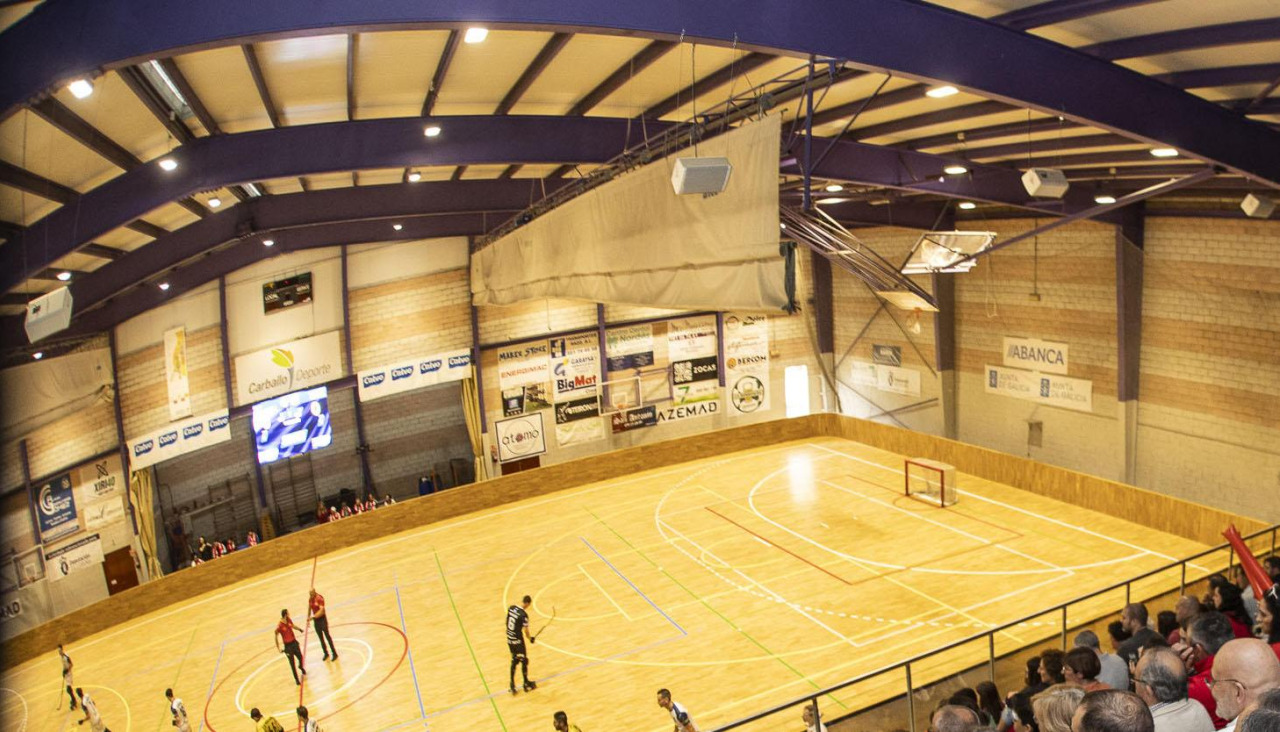 Público siguiendo un partido en el pabellón Carballo Calero