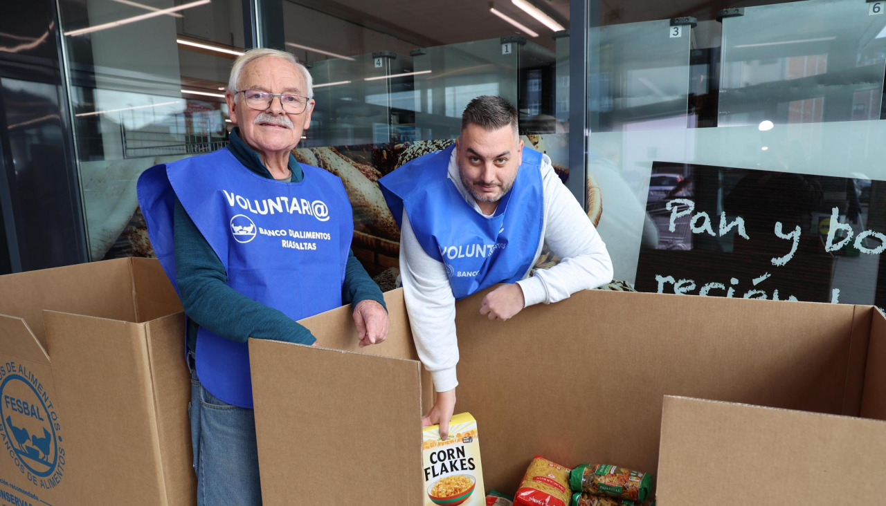 Voluntarios del Banco de Alimentos, este viernes en el Lidl